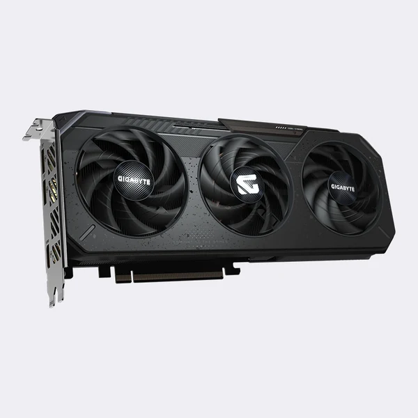Carte graphique GIGABYTE noire à trois ventilateurs, vue de trois quarts
